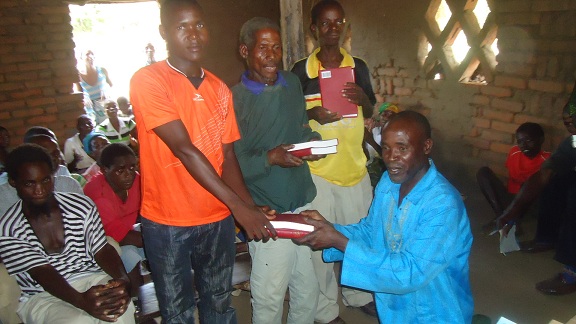 The Tide Distributes 125 New Bibles to People in Mozambique